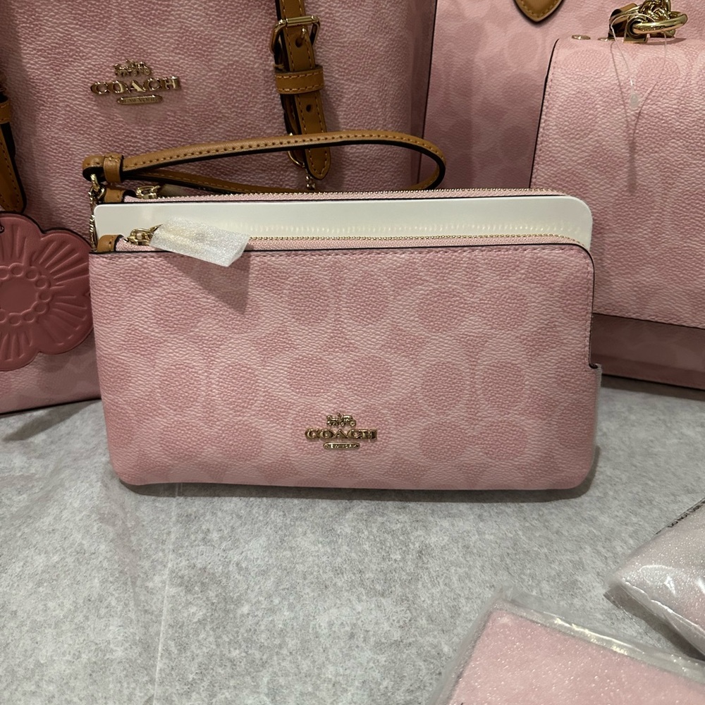 ๐ธ๐ธ๐ธ Coach Double Zip Wristlet In Signature Canvas With Charms Powder Pink - Picture 4 of 6